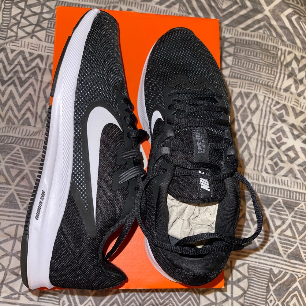 Size 8.5 mens Nike tennis shoes